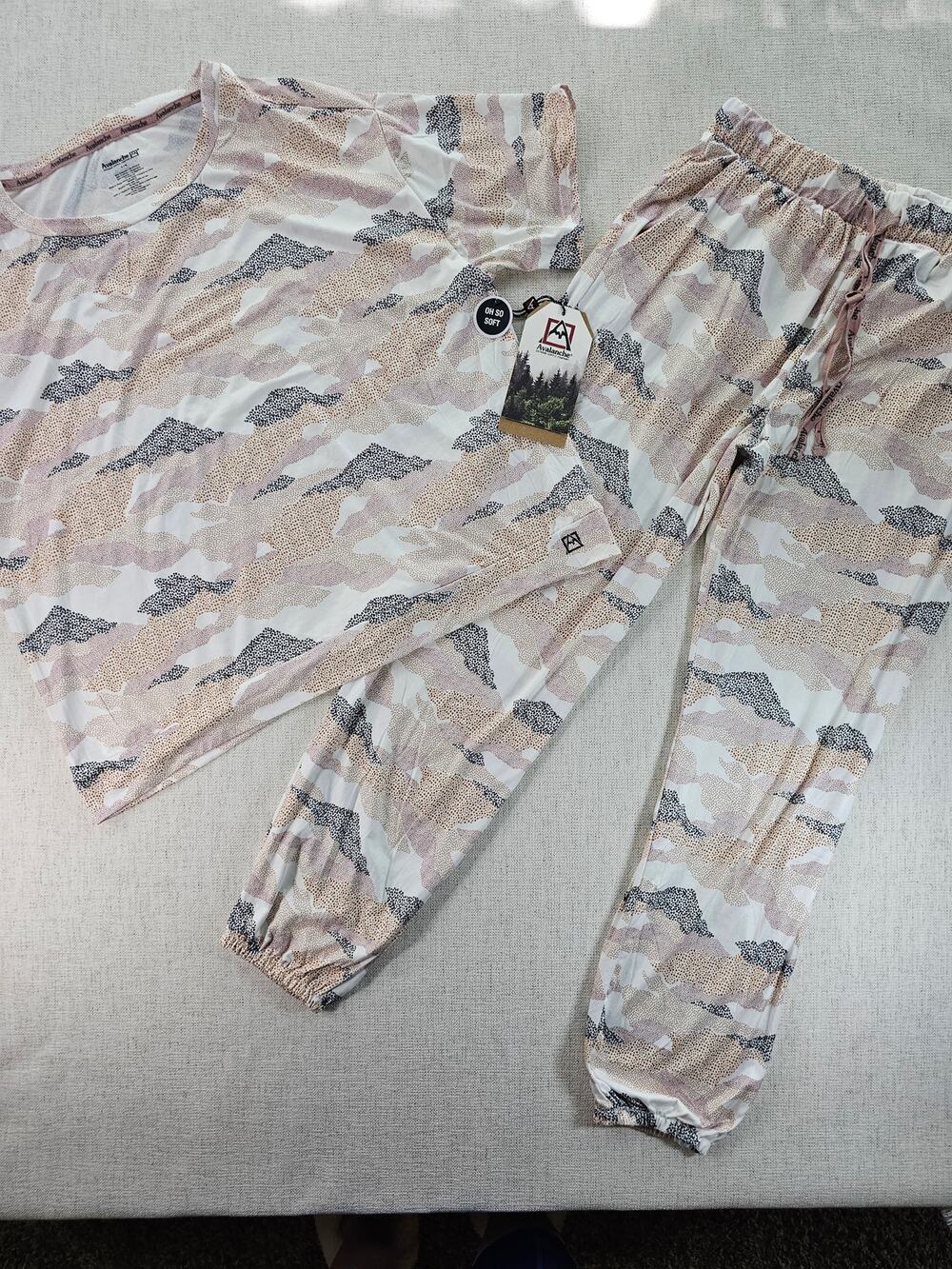 NWT L Avalanche Oh So Soft Camo 2-Piece Jogger Lounge Set